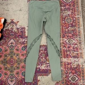 ALO YOGA sage green entwine legging (size small)